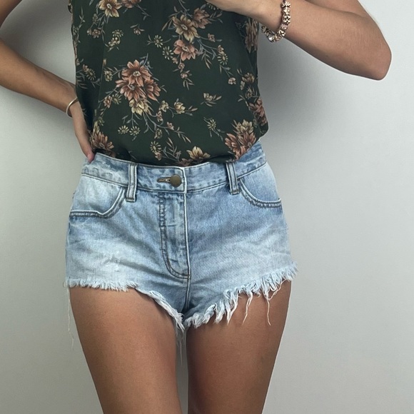 Billabong Denim Jean Shorts Blue Frayed Bonita Mid Rise Beach Size 28 AU 10 - Picture 2 of 12